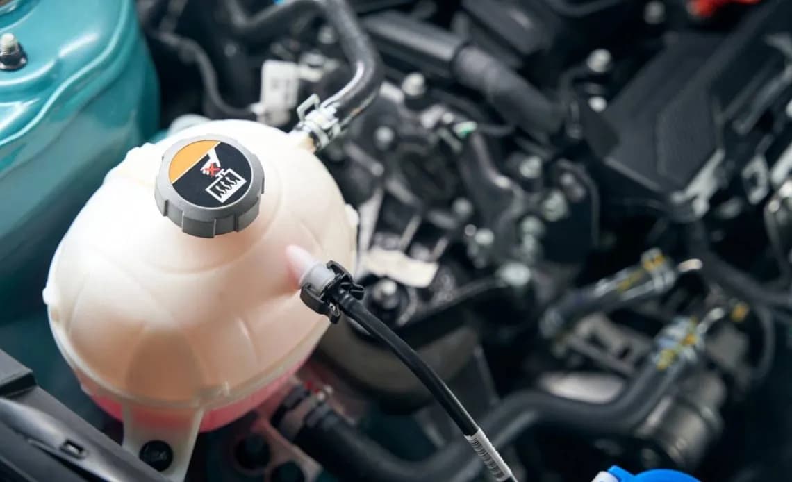 Czy można wlać wodę do chłodnicy? Ekspert radzi, jak uniknąć awarii.