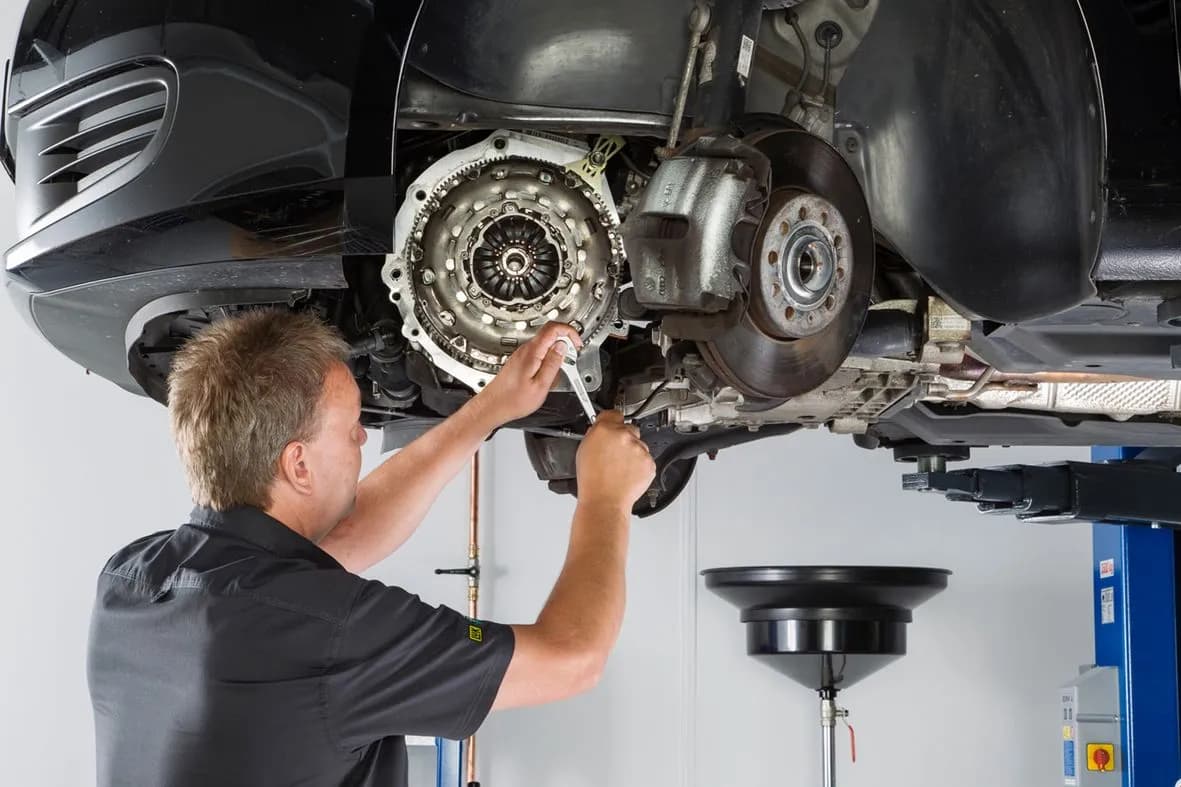 Wymiana sprzęgła: Ile trwa? Czas, koszty i co wymienić przy okazji