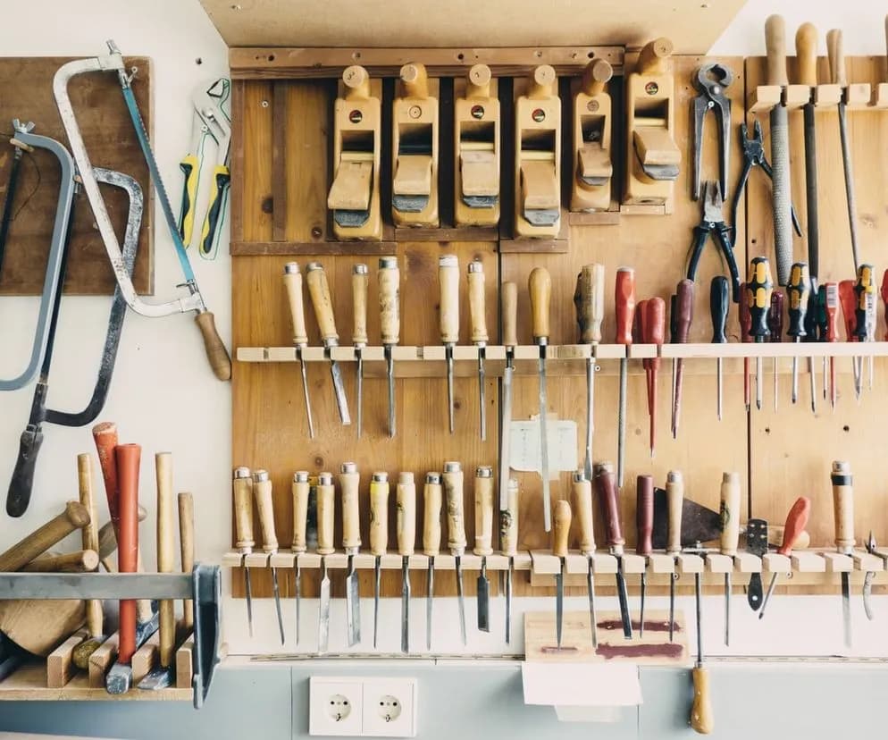 Jak urządzić warsztat w domu? Praktyczny poradnik krok po kroku