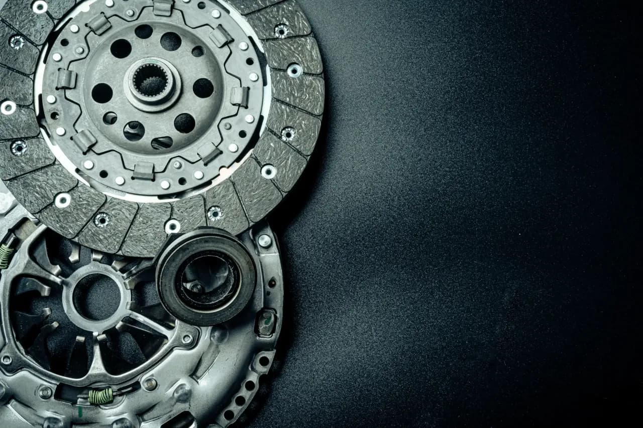 Docisk sprzęgła objawy: Rozpoznaj 7 kluczowych sygnałów awarii!