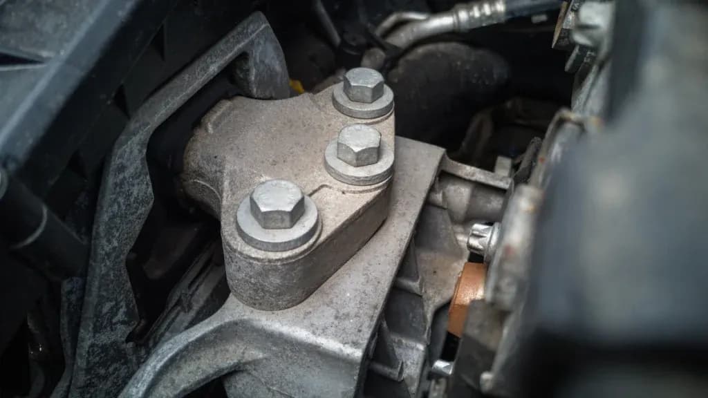 Wibracje i stuki? Objawy uszkodzonej poduszki silnika i diagnoza