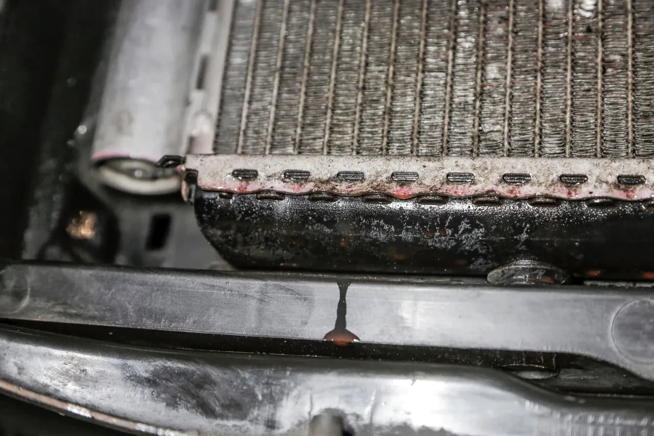 Pęknięta chłodnica: Jak uniknąć drogiej awarii silnika?